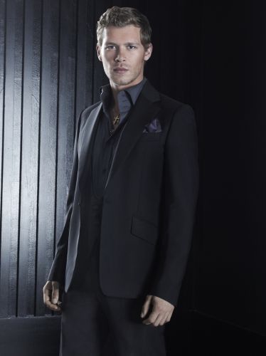 joseph-morgan-complete-pic-the-vampire-diaries-tv-show-25036297-374-500.jpg