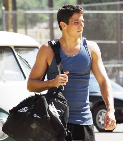 sean-faris-1044x1200-125kb-media-4636-media-154421-1259228218.jpg