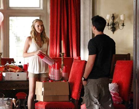 tvd-tyler-caroline-premiere-cups.jpg